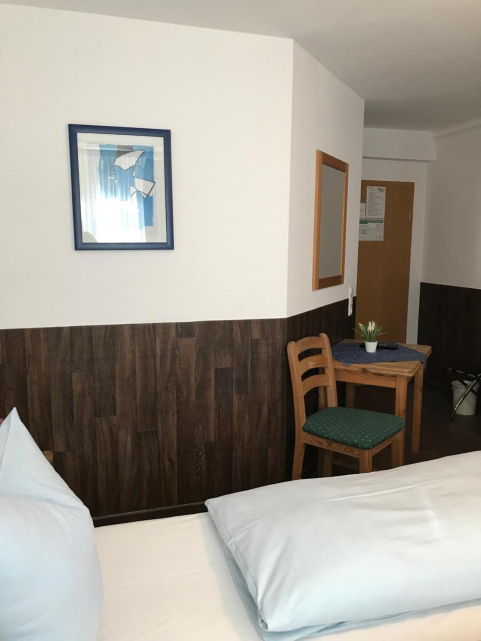Hotel Guntia Boardinghouse Gunzburg Bagian luar foto
